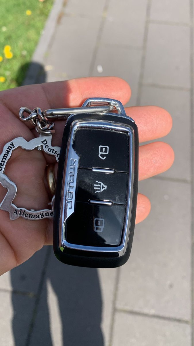 AVAstudillo's tweet photo. Encontrado en el sector del parque La Carolina, Quito.
Ayudemos a que sus dueños recuperen la llave del auto. https://t.co/oC6jGQ1iBX