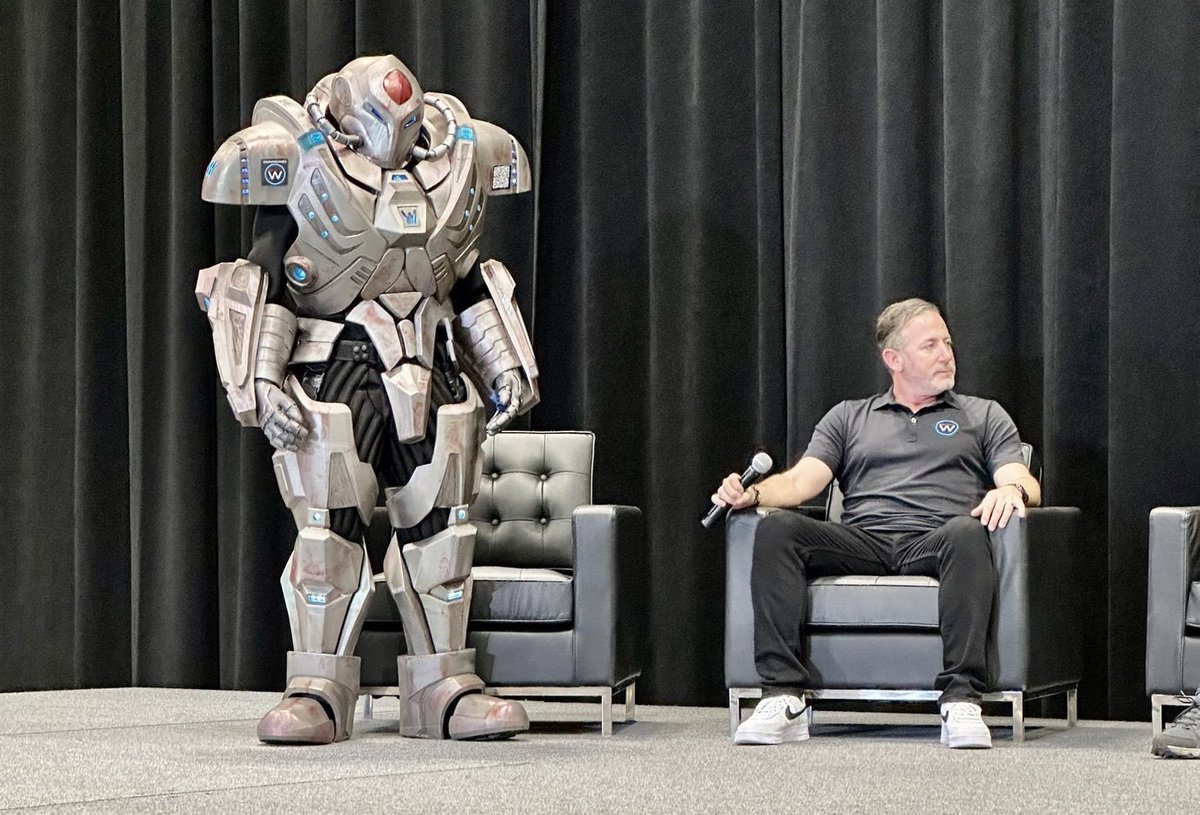 WagmiGameCo's tweet image. Our CEO, @ianbentley and his bodyguard Melek Taus live on stage at @NFT_NYC.

All eyes on #WAGMIGAMES.