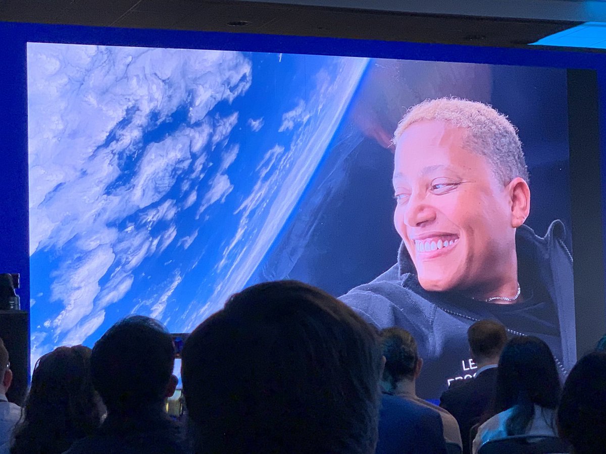 bradneuberg's tweet photo. Dr Sian Proctor (@DrSianProctor) talks about βEarth lightβ, soaking in reflected light from Earth itself, just as while on Earth we can experience Moon light. She also says someday future astronauts will experience βMars lightβ, the Sun reflected from Mars. #PlanetExplore23 https://t.co/U1kBvmQ1VQ