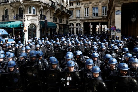 Le Conseil constitutionnel sous haute protection. Photo incroyable de Stéphane Mahe <a href="/stephanemahe/">Stéphane Mahé</a> pour l'agence Reuters.