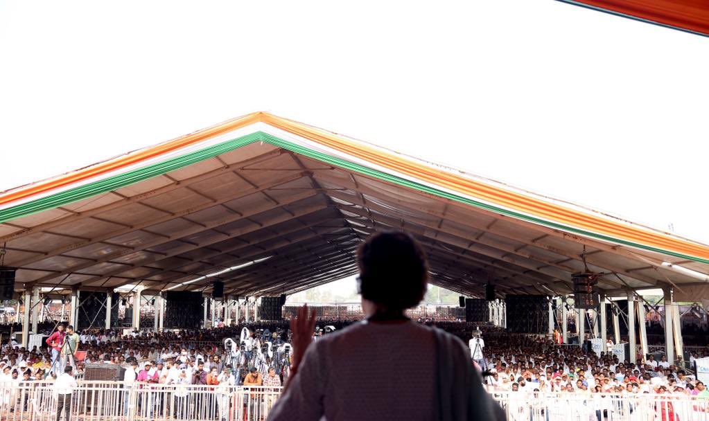 priyankagandhi's tweet photo. छत्तीसगढ़ की कांग्रेस सरकार आदिवासियों, महिलाओं, किसानों, युवाओं व कामगारों के हाथों को मजबूत कर उनके लिए सुन्दर भविष्य का रास्ता तैयार कर रही है

आज चारों तरफ 'सबले बढ़िया छत्तीसगढ़िया' नारे की गूंज है व छत्तीसगढ़ के लोग इसके सच्चे ब्रांड एंबेसडर हैं

भरोसे का सम्मेलन, छत्तीसगढ़ https://t.co/HTXhw37pdu