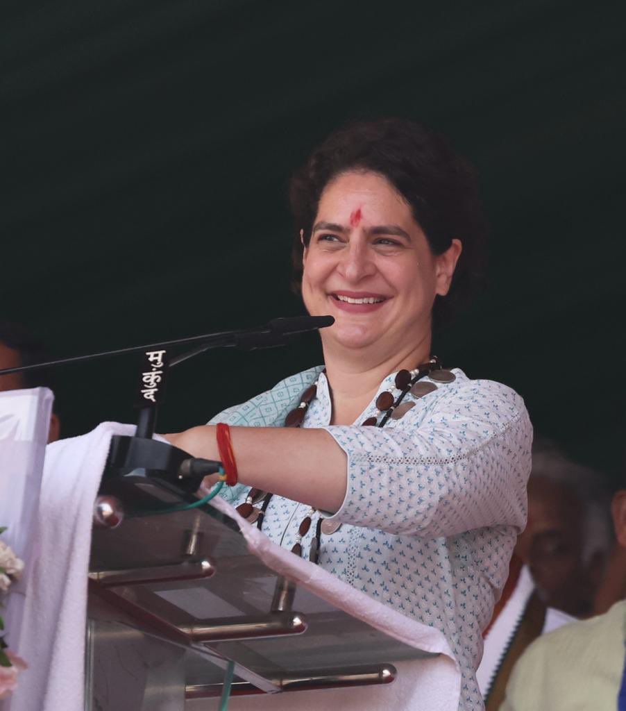 priyankagandhi's tweet photo. छत्तीसगढ़ की कांग्रेस सरकार आदिवासियों, महिलाओं, किसानों, युवाओं व कामगारों के हाथों को मजबूत कर उनके लिए सुन्दर भविष्य का रास्ता तैयार कर रही है

आज चारों तरफ 'सबले बढ़िया छत्तीसगढ़िया' नारे की गूंज है व छत्तीसगढ़ के लोग इसके सच्चे ब्रांड एंबेसडर हैं

भरोसे का सम्मेलन, छत्तीसगढ़ https://t.co/HTXhw37pdu