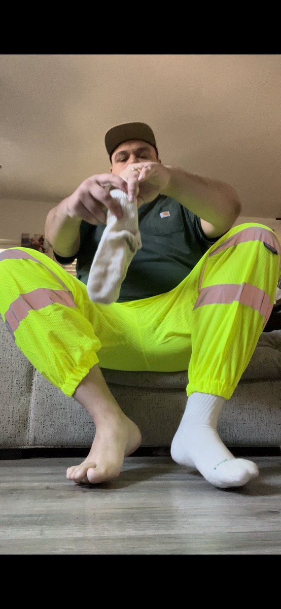 TallMasterBeefy's tweet photo. Good morning cashfags. Who’s sucking the sweat from my socks today? I’m off to Vegas this evening so drain that wallet for me. 💸💸 #findom #gayfindom #workboots #sweatysocks #smellysocks #mensfootfetish #bearmaster #sweatyfeet #footkink #cashfag #cashcow #findomdrains #size_difference #size_kink #size14 #widesoles #menssoles