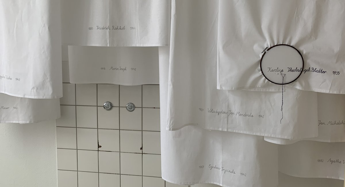 Graeberfeld_X's tweet photo. In die Ausstellung führt eine Textilinstallation von Stephan Potengowski und Margarete Warth mit Namen von Anatomietoten, auf Leichentücher gestickt. https://t.co/dX1HBH6pcE