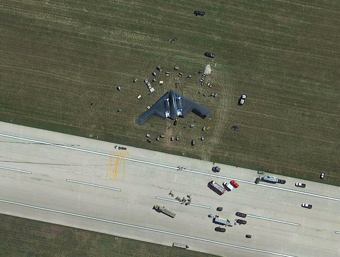 Rainmaker1973's tweet photo. In case you missed it, Google Maps includes a view of a B-2 Stealth Bomber crashing off runway. The aircraft experienced an inflight malfunction during a routine training mission in September 2021 at Whiteman Air Force Base in the US 

[read more: https://t.co/K7iY97626z] https://t.co/QlsUAxQOO9