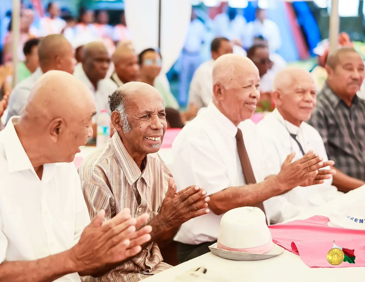 SE_Rajoelina's tweet photo. Je suis toujours heureux de revenir à #Sambava, capitale de la vanille, ville respectée par tous les Malagasy. Je viens pour écouter tous les acteurs de la filière, à commencer par les chefs traditionnels, qui ont le recul et la sagesse, pour nous aider à avancer tous ensemble. https://t.co/hQNYphvrUL