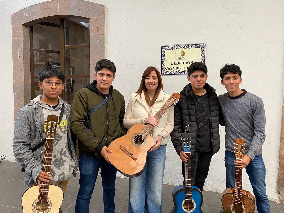 CarlosPeredoG's tweet photo. Este día entregamos guitarras y un requinto a la rondalla de Casa de Cultura de Teziutlán y seguimos apoyando estas actividades para el mejor desarrollo artístico de nuestros jóvenes.  #carlosperedo #ciudaddebienestar https://t.co/4a2FYvur5Z