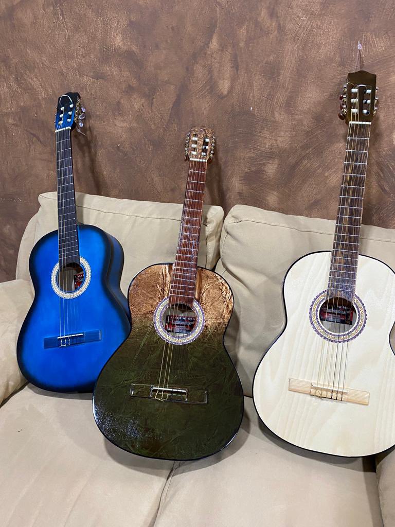 CarlosPeredoG's tweet photo. Este día entregamos guitarras y un requinto a la rondalla de Casa de Cultura de Teziutlán y seguimos apoyando estas actividades para el mejor desarrollo artístico de nuestros jóvenes.  #carlosperedo #ciudaddebienestar https://t.co/4a2FYvur5Z
