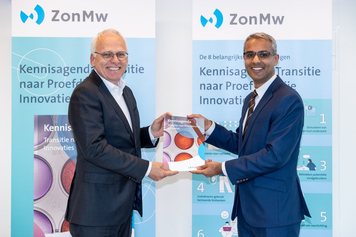 Onze voorzitter Arfan Ikram overhandigde de Kennisagenda Transitie naar Proefdiervrije Innovaties aan <a href="/ministerlnv/">MinisterN_S</a> Piet Adema. In de #kennisagenda staan aanbevelingen om de transitie naar #proefdiervrij biomedisch #onderzoek te versnellen. 

Meer weten? 👇
bit.ly/3UCsalM