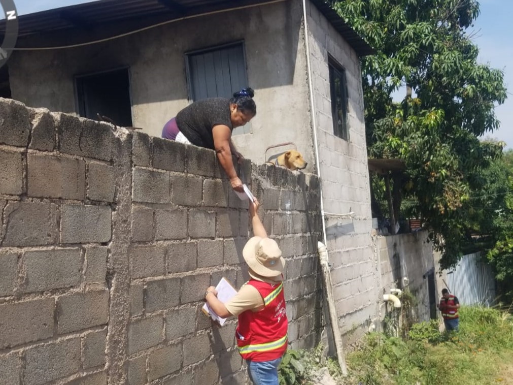 IDEM_AMDC's tweet photo. Jornadas de visita a los pobladores que viven en Villa Nueva, Villa Vieja, Los Pinos y zonas aledañas a salida Danlí, para dar a conocer los horarios de recolección y evitar el amontonamiento de basura en las calles los días que no pasa el servicio de recolección de basura. (1/2) https://t.co/j2Vtbhynfd