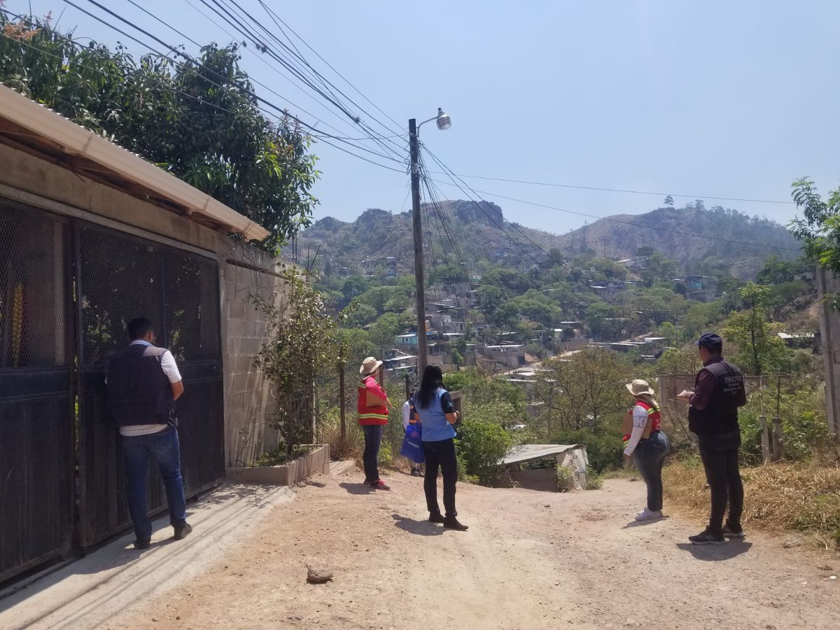 IDEM_AMDC's tweet photo. Jornadas de visita a los pobladores que viven en Villa Nueva, Villa Vieja, Los Pinos y zonas aledañas a salida Danlí, para dar a conocer los horarios de recolección y evitar el amontonamiento de basura en las calles los días que no pasa el servicio de recolección de basura. (1/2) https://t.co/j2Vtbhynfd