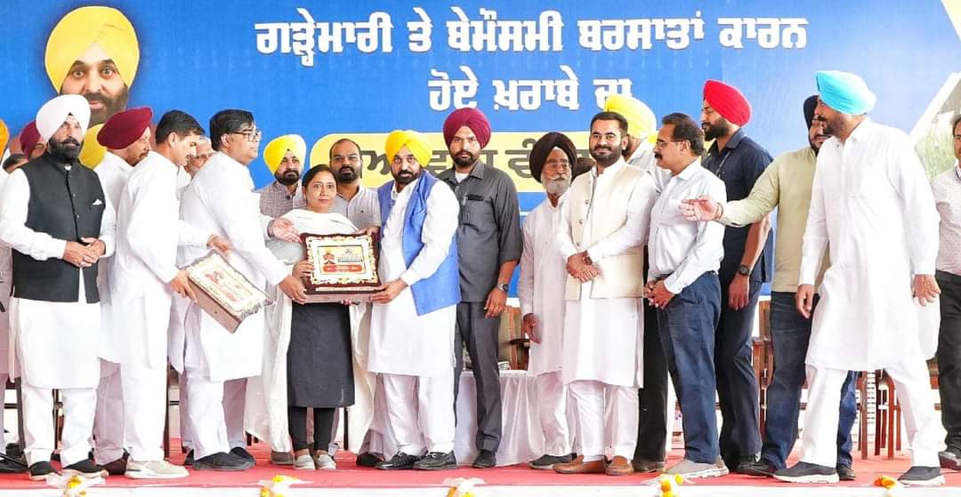 MKachoora's tweet photo. ਇਤਿਹਾਸ ਵਿਚ ਪਹਿਲੀ ਵਾਰ ਸਰਕਾਰ ਕਿਸਾਨਾਂ ਨੂੰ ਖ਼ਰਾਬੇ ਦਾ ਮੁਆਵਜਾ ਨਾਲ ਦੀ ਨਾਲ ਦਿੱਤਾ|
ਮੁੱਖ ਮੰਤਰੀ ਪੰਜਾਬ ਸ. ਭਗਵੰਤ ਸਿੰਘ ਮਾਨ ਜੀ ਵੱਲੋ ਅਬੋਹਰ ਵਿਖ਼ੇ ਬੇਮੌਸਮੀ ਬਰਸਾਤ ਨਾਲ ਖਰਾਬ ਹੋਈਆ ਫਸਲਾਂ ਦੇ ਮੁਆਵਜੇ ਦੇ ਚੈੱਕ ਕਿਸਾਨਾਂ ਨੂੰ ਦਿੱਤੇ https://t.co/MNS0JvqkMy