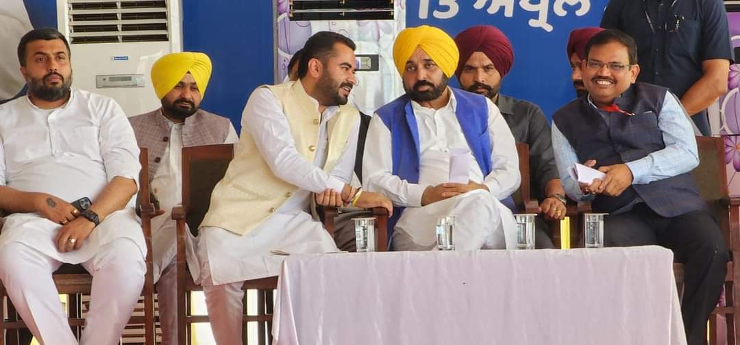 MKachoora's tweet photo. ਇਤਿਹਾਸ ਵਿਚ ਪਹਿਲੀ ਵਾਰ ਸਰਕਾਰ ਕਿਸਾਨਾਂ ਨੂੰ ਖ਼ਰਾਬੇ ਦਾ ਮੁਆਵਜਾ ਨਾਲ ਦੀ ਨਾਲ ਦਿੱਤਾ|
ਮੁੱਖ ਮੰਤਰੀ ਪੰਜਾਬ ਸ. ਭਗਵੰਤ ਸਿੰਘ ਮਾਨ ਜੀ ਵੱਲੋ ਅਬੋਹਰ ਵਿਖ਼ੇ ਬੇਮੌਸਮੀ ਬਰਸਾਤ ਨਾਲ ਖਰਾਬ ਹੋਈਆ ਫਸਲਾਂ ਦੇ ਮੁਆਵਜੇ ਦੇ ਚੈੱਕ ਕਿਸਾਨਾਂ ਨੂੰ ਦਿੱਤੇ https://t.co/MNS0JvqkMy