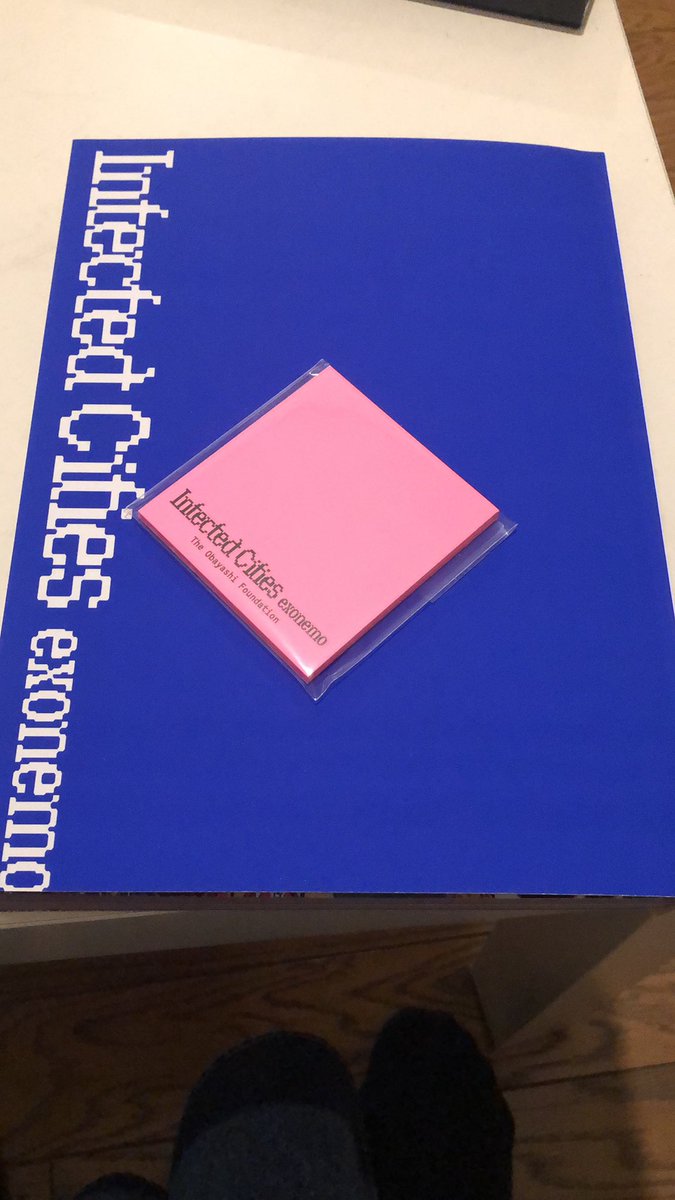 shoelessJoeJ's tweet photo. 大林財団のexonemoの記録冊子届いてた!「応募者多数の場合は抽選になります」ってことだったので半ば諦めてたの。飲んで帰ってマンションの郵便受け開けてこれが入ってた時のあたくしのトキメキをどう表現したらいいのでしょう!!!嬉しくてエレベーターホールでヘラヘラした
#exonemo https://t.co/LJgaBoyB2u