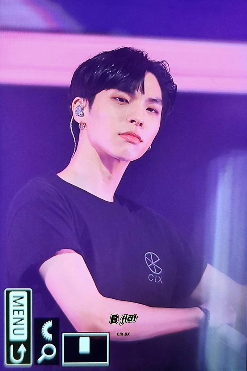 Bflat_x's tweet photo. 230413 오사카 콘서트
#CIX #BX #병곤 https://t.co/TwzmNp7Kfn