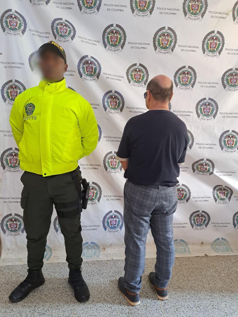 PoliciaUraba's tweet photo. Protegemos a nuestra infancia y adolescencia, somos implacables contra quienes pretenden hacerles daño, en Turbo #SEPRO y #CTI capturaron un ciudadano por el delito de acceso carnal violento 🚔 #ImplacablesContraElDelito #DiosYPatria https://t.co/lfl9IX5WO7