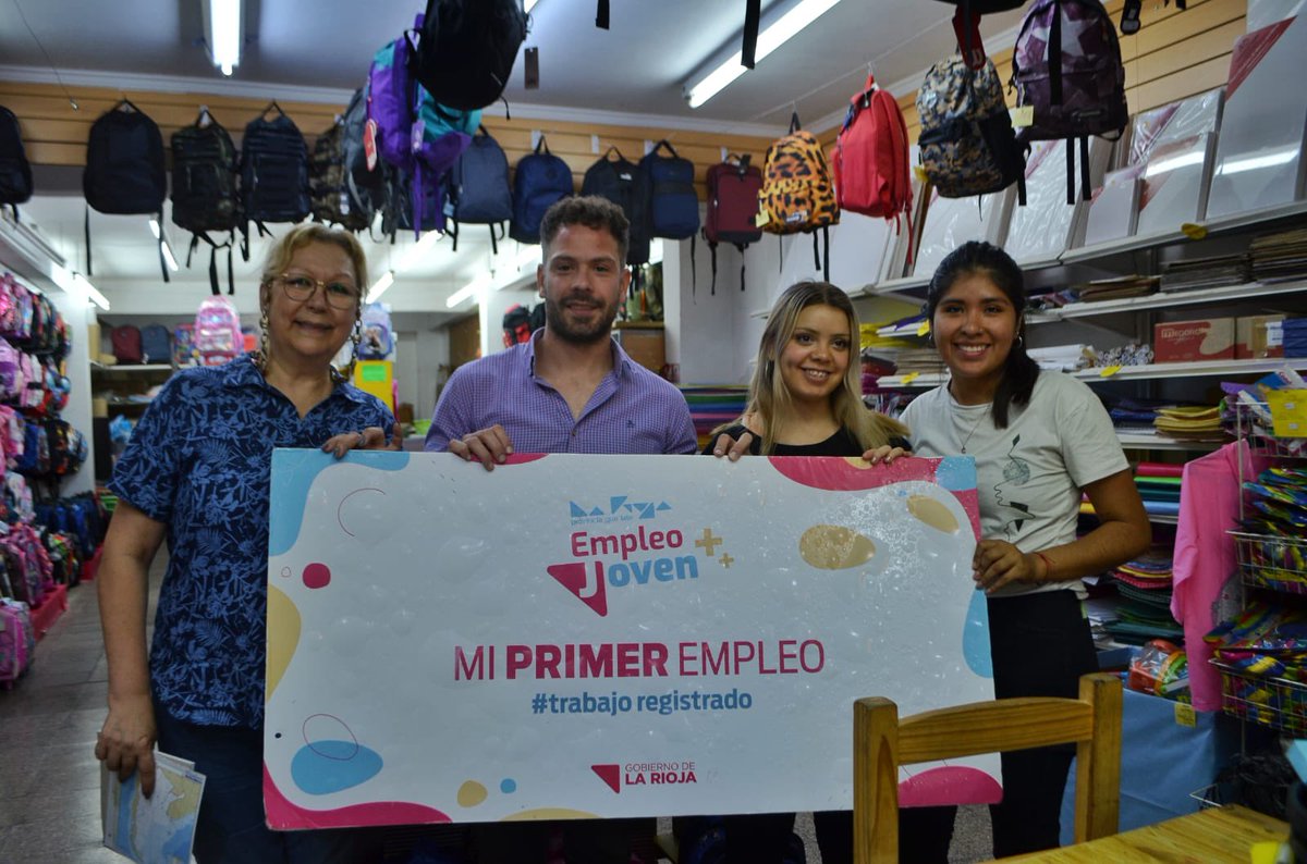 GonzaloBecerraD's tweet photo. 📍Visitamos“ La casa del escolar”dentro del programa #EmpleoJoven donde jóvenes realizan su #PrimerEmpleo seguimos en la búsqueda de generar más y mejor empleo de calidad🇦🇷
@QuintelaRicardo ♥️ @TeresitaMadera @amolinalarioja 
RQ + AM +Gonzalo https://t.co/Hv8Y9G9FVX