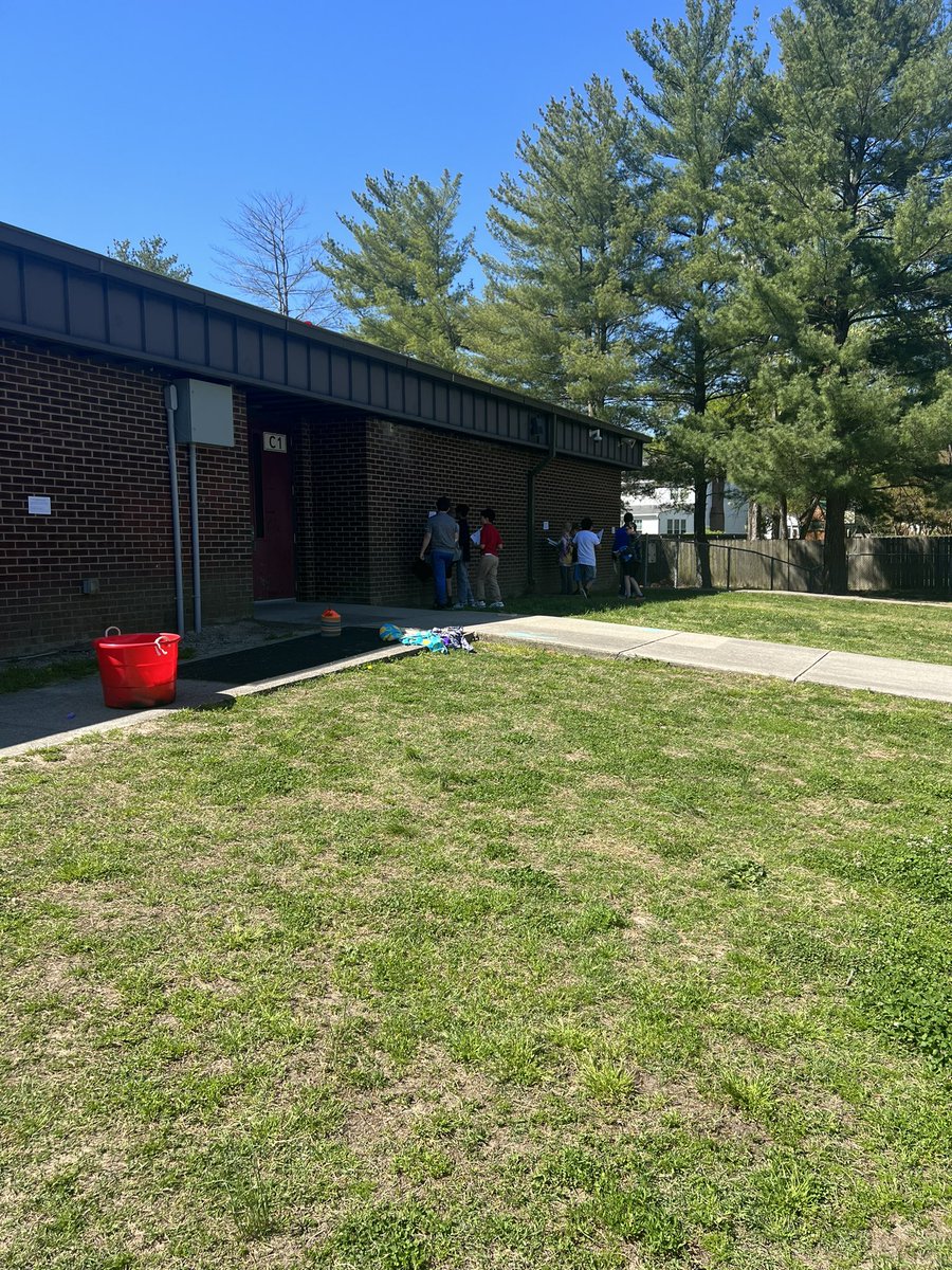 MrsSwarringim's tweet photo. Determining the authors purpose with task cards outside 🌞☀️@kdenny_ @JillGillikinAP https://t.co/l89bsxTp5s