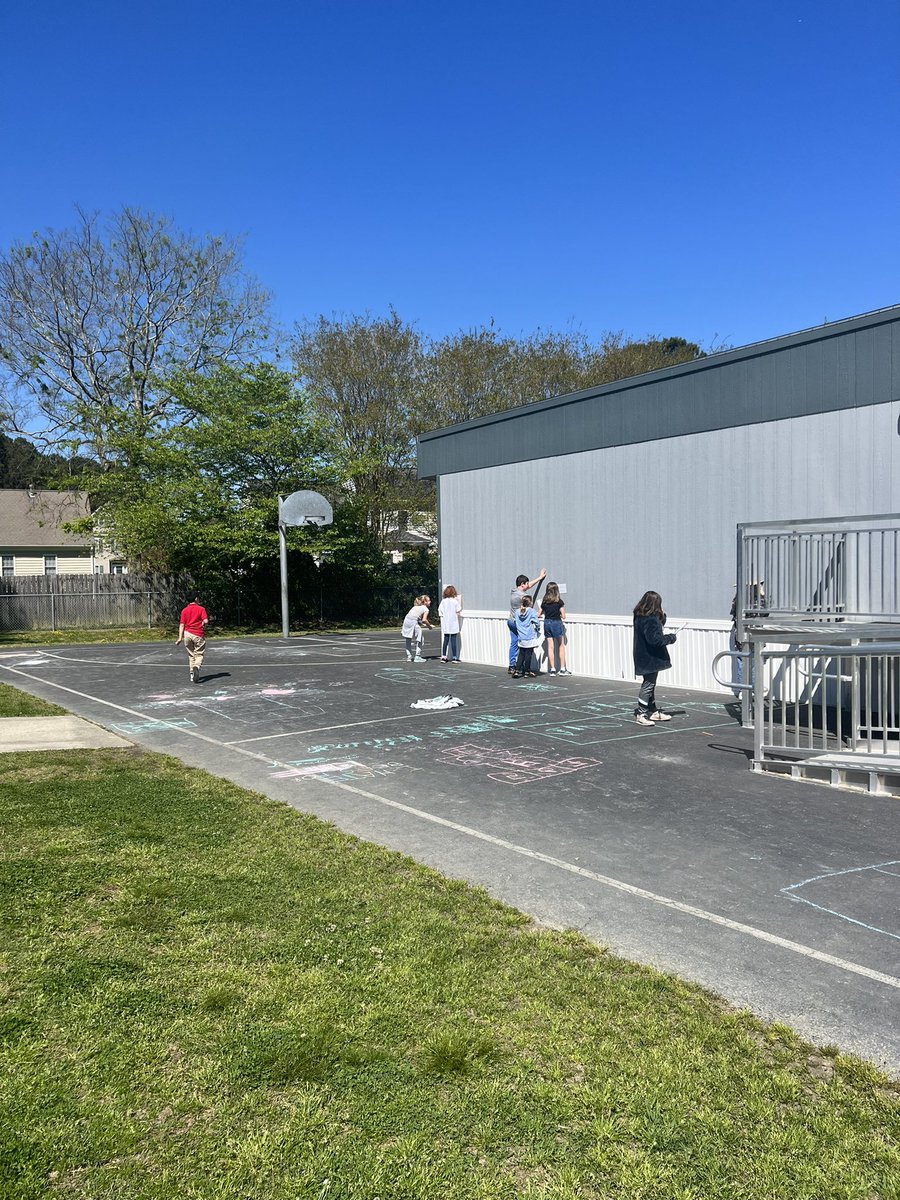 MrsSwarringim's tweet photo. Determining the authors purpose with task cards outside 🌞☀️@kdenny_ @JillGillikinAP https://t.co/l89bsxTp5s