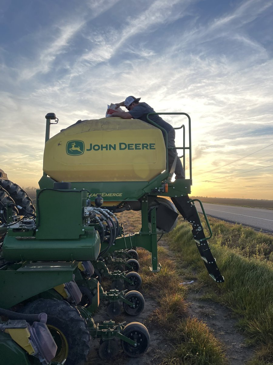 RevereSeed's tweet photo. Was a good day to plant a #beanplot on Holthouse Farms in Osceola, Arkansas! #RevereSeed #RevereBeans #plant23 #letsgo https://t.co/sn0yqT9UG8