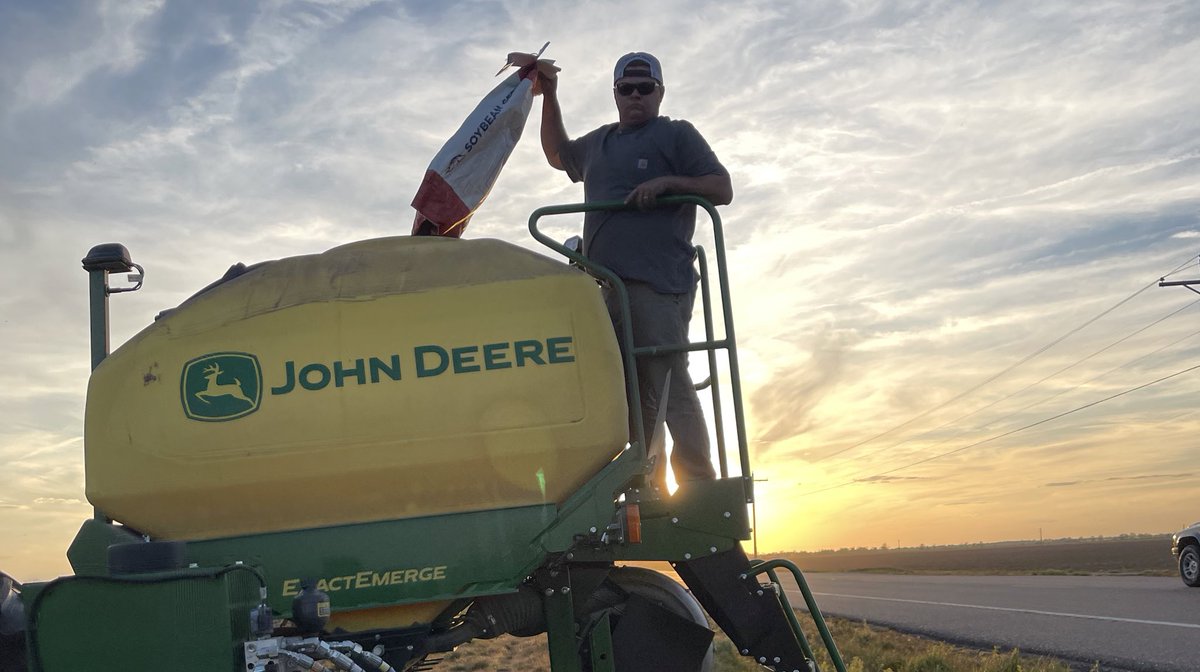 RevereSeed's tweet photo. Was a good day to plant a #beanplot on Holthouse Farms in Osceola, Arkansas! #RevereSeed #RevereBeans #plant23 #letsgo https://t.co/sn0yqT9UG8