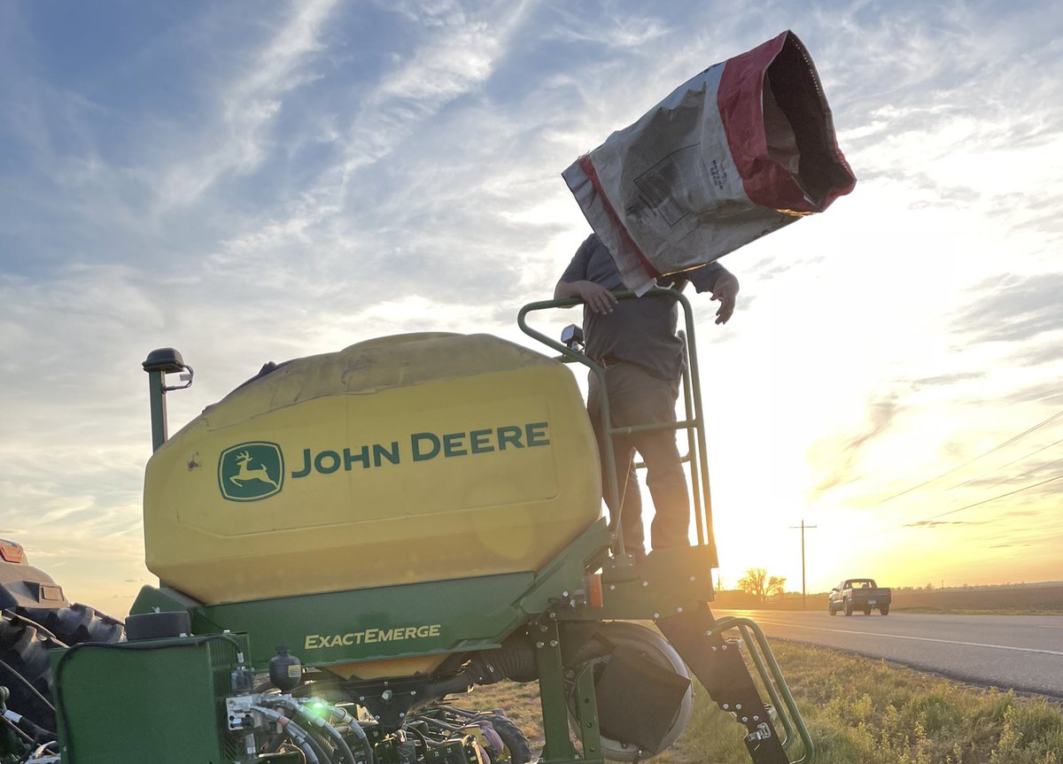 RevereSeed's tweet photo. Was a good day to plant a #beanplot on Holthouse Farms in Osceola, Arkansas! #RevereSeed #RevereBeans #plant23 #letsgo https://t.co/sn0yqT9UG8