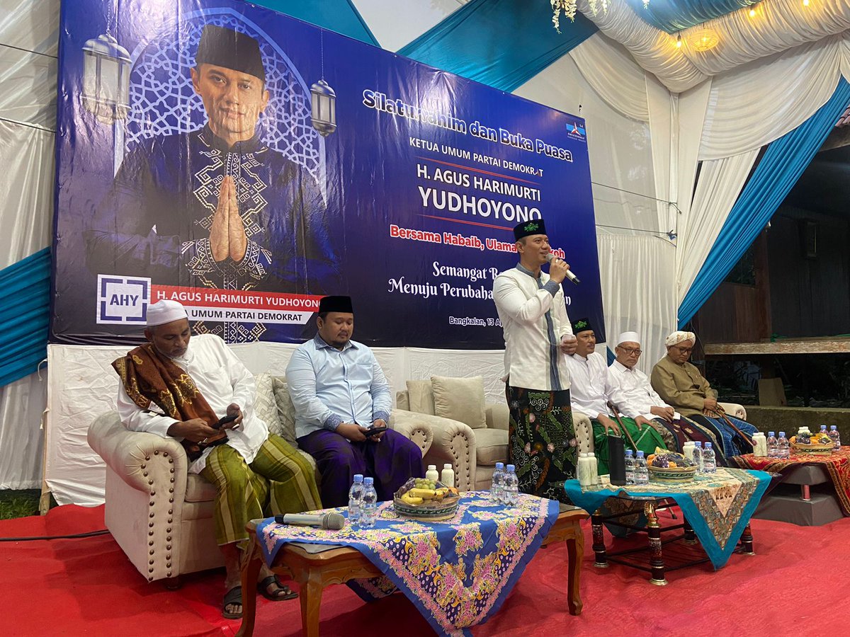 Buka puasa hari ini spesial karena saya dikelilingi para Ulama se- Bangkalan. Senang sekali bisa bersilaturahmi dan makan malam bersama. Tadi saya jg diberikan peci berlogo NU. Sebuah kehormatan, insya Allah peci ini membawa keberkahan. Matur sakalangkong nggih 🙏