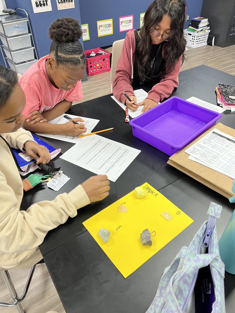 MrsPotvinSCE's tweet image. 6th grade scientists are exploring different minerals today 🪨🔬👩‍🔬 @HaskettJH #wearehaskett @mrscampbell_22 @Coach_BHerzog @Mrs_Pamela_Long @ScienceMoline