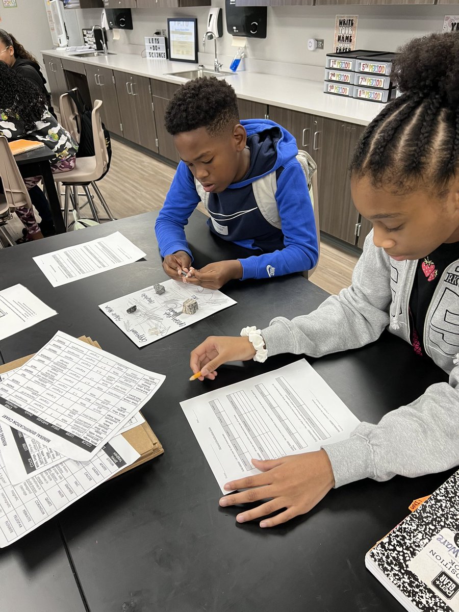 MrsPotvinSCE's tweet image. 6th grade scientists are exploring different minerals today 🪨🔬👩‍🔬 @HaskettJH #wearehaskett @mrscampbell_22 @Coach_BHerzog @Mrs_Pamela_Long @ScienceMoline