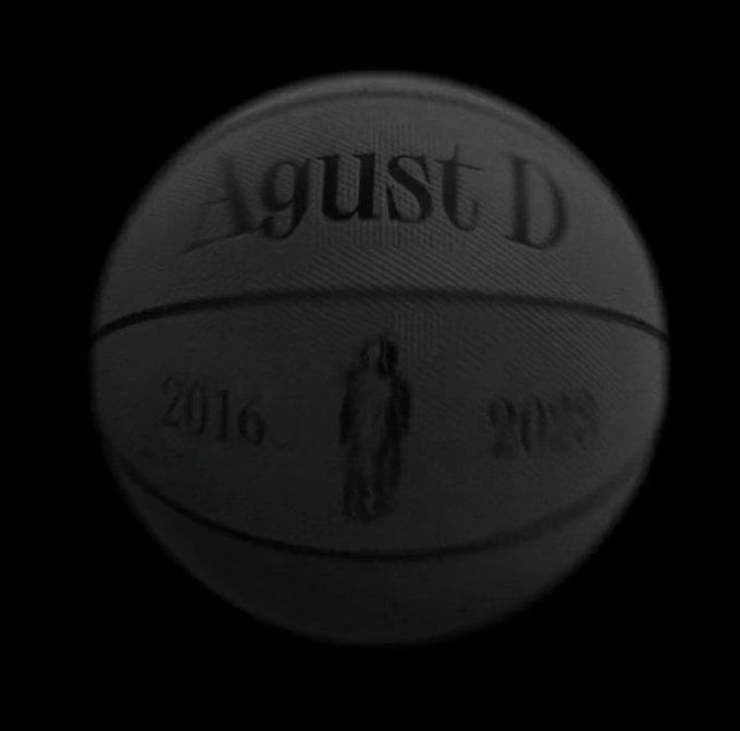 kiss_seven7's tweet photo. — En el vídeo sale una pelota de baloncesto que dice "Agust D, 2016-2023"

"Agust D" fue lanzado en 2016.
"D-DAY" el último álbum de la trilogía Agust D de Suga se lanzará este año en 2023.

#AgustD_GlitchFilm @BTS_twt https://t.co/NqLGxfH1EI