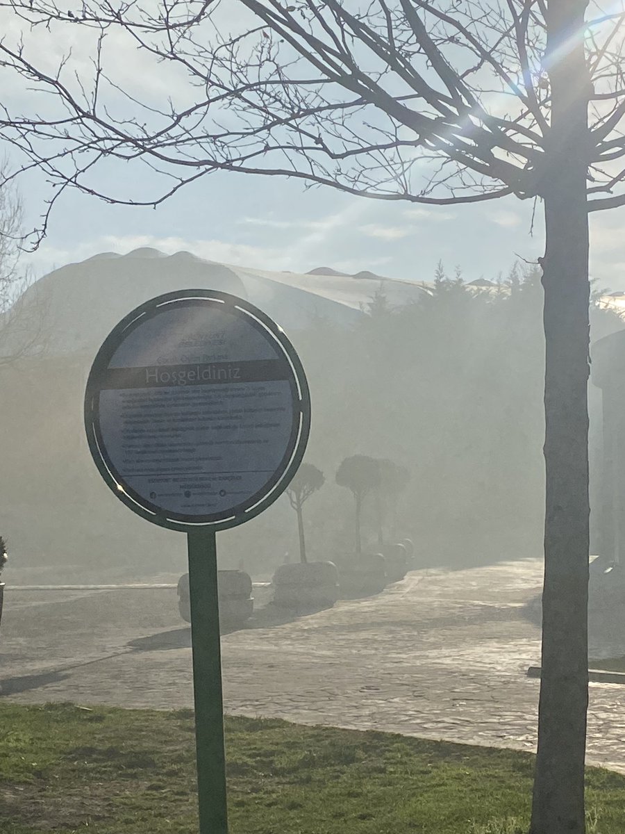 lamiaktas's tweet photo. Çocuk parkında maruz kaldığımız fabrika dumanları. Ayrıca iğrenç bir kokusu var. Sıfır ilgi için teşekkürler @EsenyurtBLDYS https://t.co/uoCwopwYBA