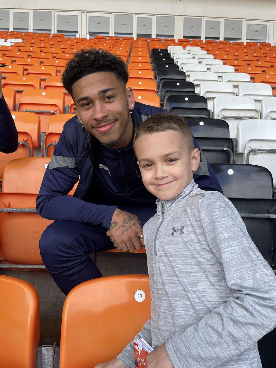 6Billie's tweet photo. Another book of signatures today 🍊🧡 @BlackpoolFC  #BFC https://t.co/TzwwPzcDD9