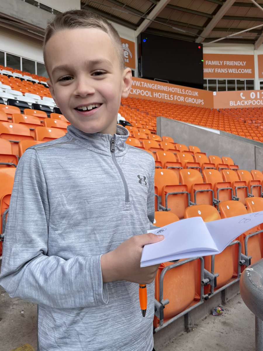 6Billie's tweet photo. Another book of signatures today 🍊🧡 @BlackpoolFC  #BFC https://t.co/TzwwPzcDD9