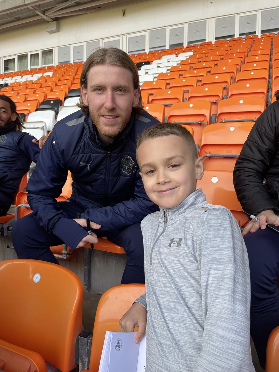 6Billie's tweet photo. Another book of signatures today 🍊🧡 @BlackpoolFC  #BFC https://t.co/TzwwPzcDD9