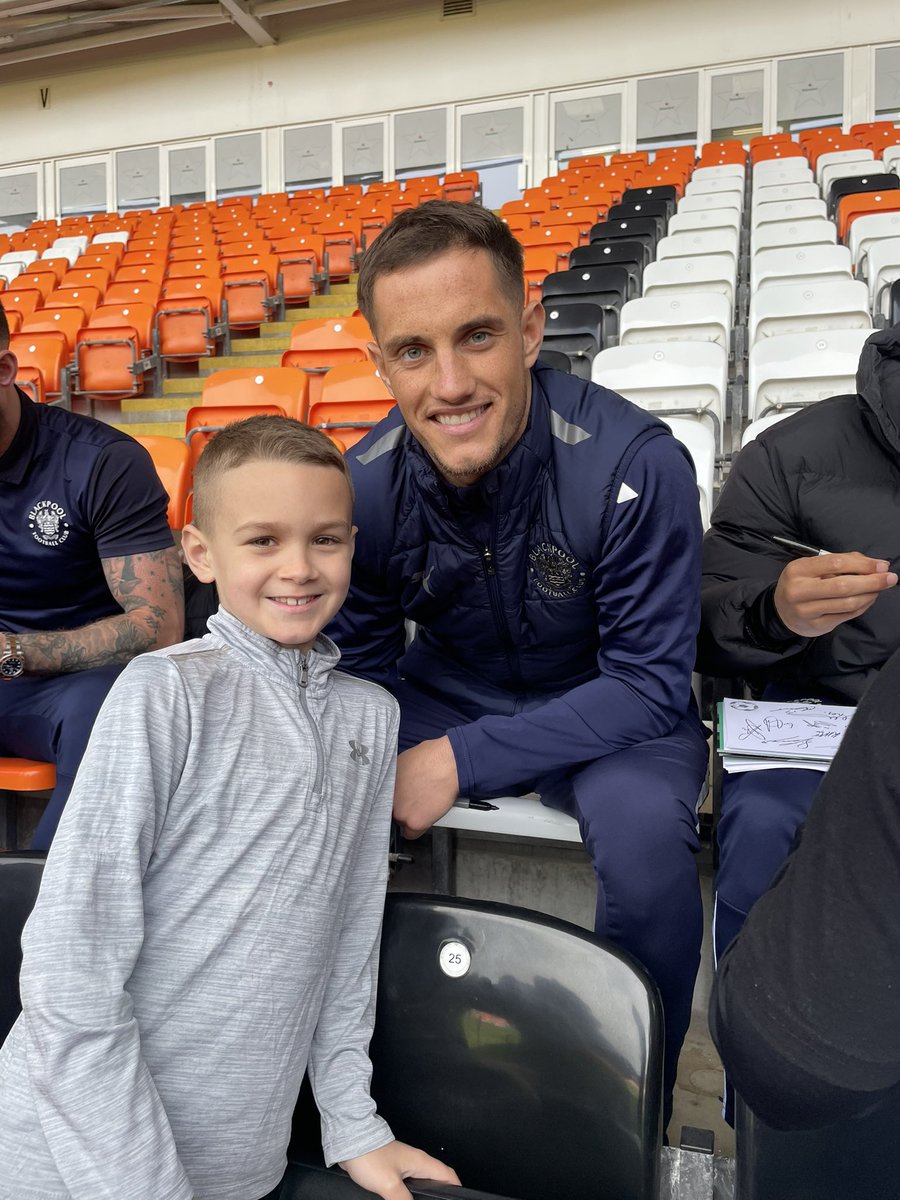 6Billie's tweet photo. Another book of signatures today 🍊🧡 @BlackpoolFC  #BFC https://t.co/TzwwPzcDD9