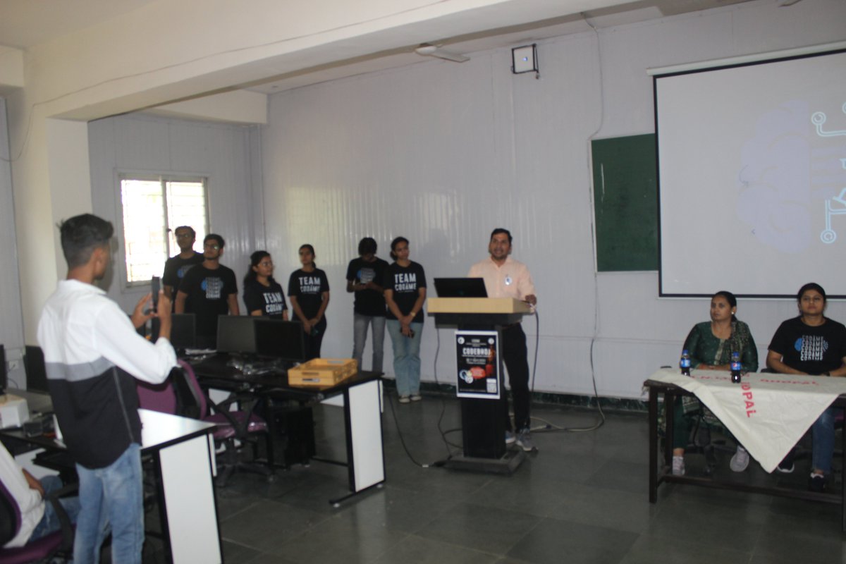 Codame_IIITB's tweet image. CODAME felicitated all the winners of Game Of Codes. 
#codameiiitb #felicitationceremony