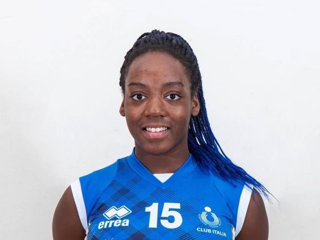 MarianoGiustino's tweet photo. #JuliaItuma, la giovane diciottenne pallavolista italiana dell'#IgorNovara, trovata morta davanti al Volley hotel di #Istanbul, sarebbe caduta dal 6° piano dell'albergo dove alloggiava assieme alla sua squadra, in trasferta per il ritorno della semifinale di Champions.
La tragedia ha provocato profondo dolore e sgomento nell'intero club.
L'Igor Gorgonzola Novara era stata eliminata ieri al Burhan Felek Volleyball Hall perdendo 3-0 contro l'Eczacıbaşı Dynavit nella semifinale di ritorno della CEV Champions League.
Il club della pallavolista italiana ha condiviso sull'account Instagram della squadra il seguente messaggio: "Annunciamo con profondo dolore la prematura scomparsa della pallavolista italiana Julia Ituma. La tragedia è avvenuta nelle prime ore del giorno. Igor Volley condivide il dolore della famiglia e dei tifosi di Julia ed esprime le sue condoglianze. Il club e tutti i suoi membri rimarranno in silenzio su questo problema fino alla conclusione delle indagini"
@RadioRadicale #Turchia