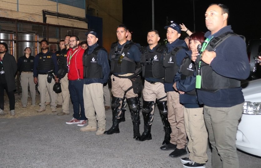 Muni_LaCisterna's tweet photo. Junto a los equipos de Seguridad Ciudadana de #LaCisterna, @SanMiguel_CL la colaboración @SubPrevDelito @SeremiSaludRM @Carabdechile, @PDI_CHILE @MTTStgo; se realizó operativo de  fiscalización en Gran Avda.,  buscando desarticular bandas delictuales de la zona, entre otros. https://t.co/BAOVq2ryCU