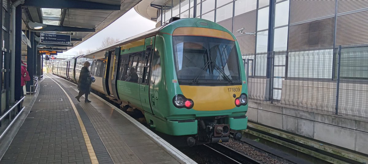 NotYOLOSmh's tweet image. Back to Eastbourne now on 171809

Saw a 67 TnT railtour, will post the vid I took tomorrow 

#Class171