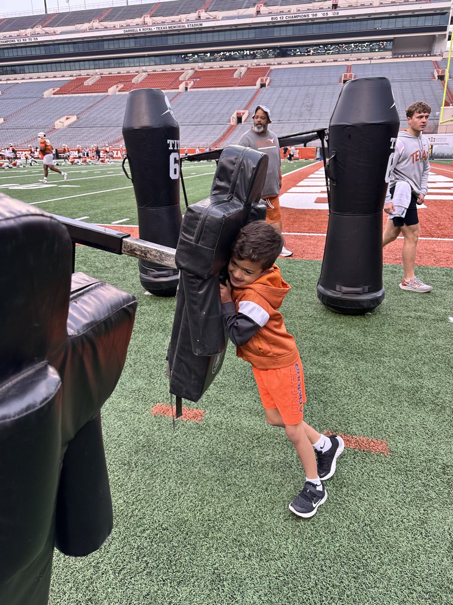 jrayjd's tweet photo. ⁦@TexasFootball⁩ ⁦@txtassociation⁩ ⁦@_delconte⁩ Great start to the “Made in Austin” weekend. Was worried ⁦@CoachBoUT⁩ would tell Jack to get in the portal after his rep, but he let him slide, thankfully. https://t.co/MslE5xSboB