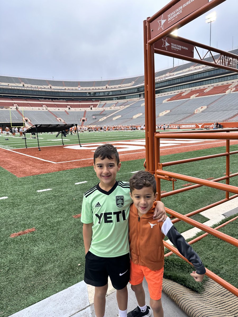 jrayjd's tweet photo. ⁦@TexasFootball⁩ ⁦@txtassociation⁩ ⁦@_delconte⁩ Great start to the “Made in Austin” weekend. Was worried ⁦@CoachBoUT⁩ would tell Jack to get in the portal after his rep, but he let him slide, thankfully. https://t.co/MslE5xSboB