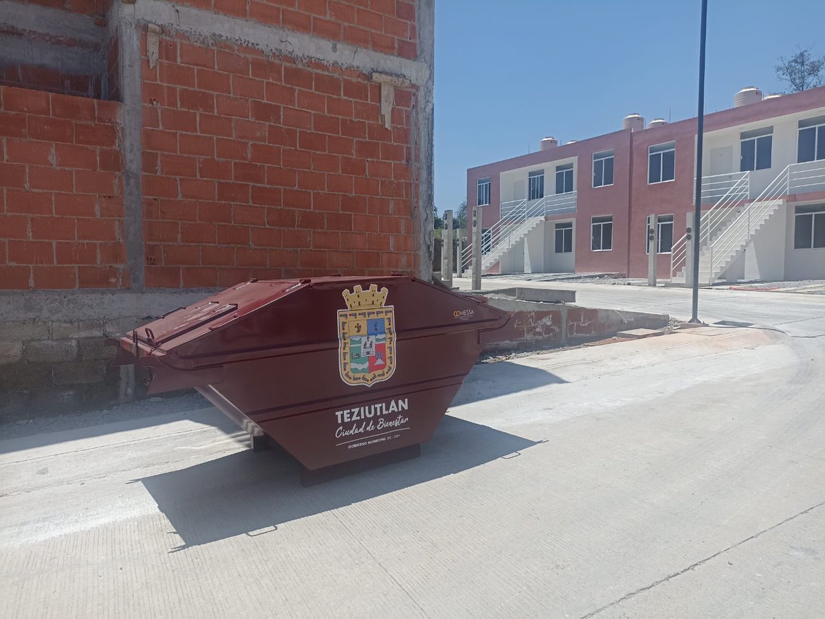 CarlosPeredoG's tweet photo. Estos son parte de los contenedores nuevos de basura que llegaron para cubrir diferentes puntos del centro y periferias de nuestro municipio, además de reemplazar los contenedores que cumplieron con su tiempo de uso.
#carlosperedo #ciudaddebienestar https://t.co/WowjKlRyix