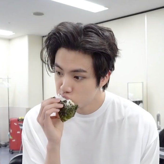 hourjinnie's tweet photo. nom nom https://t.co/btdiNaTNjp