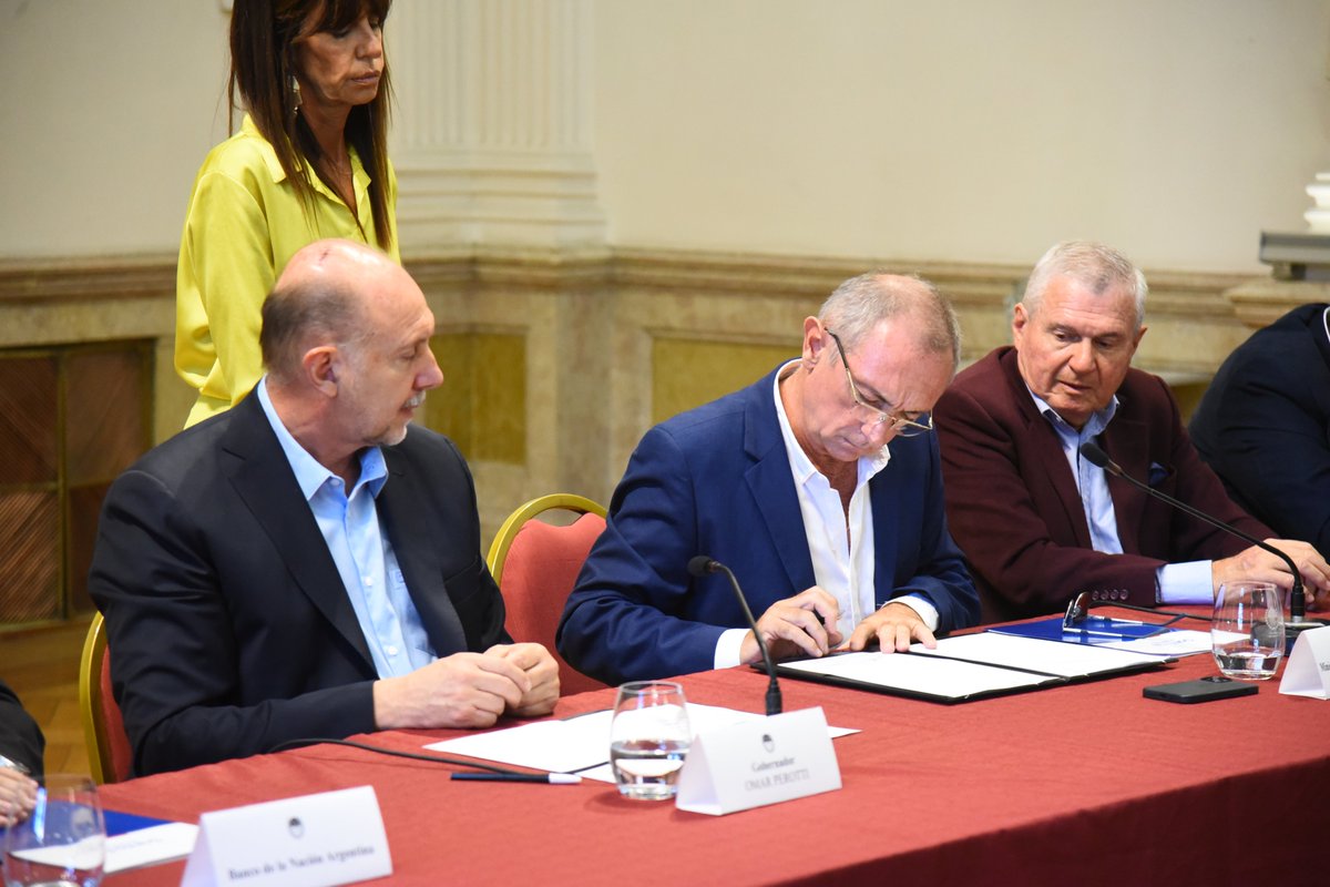 Más herramientas de asistencia en el marco de la emergencia agropecuaria: 
Firmamos convenios con <a href="/BancoNacion/">Banco Nación</a>, <a href="/Banco_SantaFe/">Banco Santa Fe</a>, Federación Santafesina de Entidades Mutualistas Brig. Gral. Estanislao López y Federación de Entidades Mutualistas de Santa Fe.