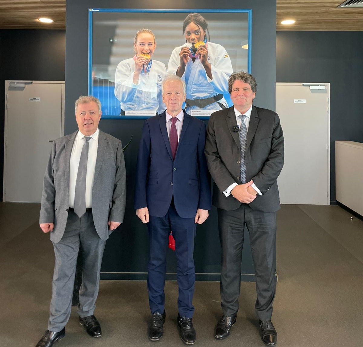HonStephaneDion's tweet photo. Avec le Sénateur @ThierryMeignen, le maire Jean-Philippe Ranquet et leur équipe, j’ai visité @leblanc_mesnil, où sont relevés les enjeux de la France diversifiée d’aujourd’hui et de demain. Merci pour votre accueil chaleureux ! https://t.co/jb5b3llhlA