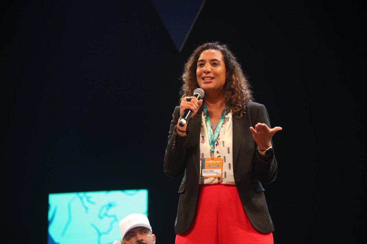 GIFE's tweet photo. “A política diz que a gente precisa mudar para caber dentro dela. Mas eu tenho tentado mostrar todos os dias que a política que tem que mudar para nos receber”, declara @aniellefranco, Ministra da Igualdade Racial. #12CongressoGIFE https://t.co/4iRNbCu0MC