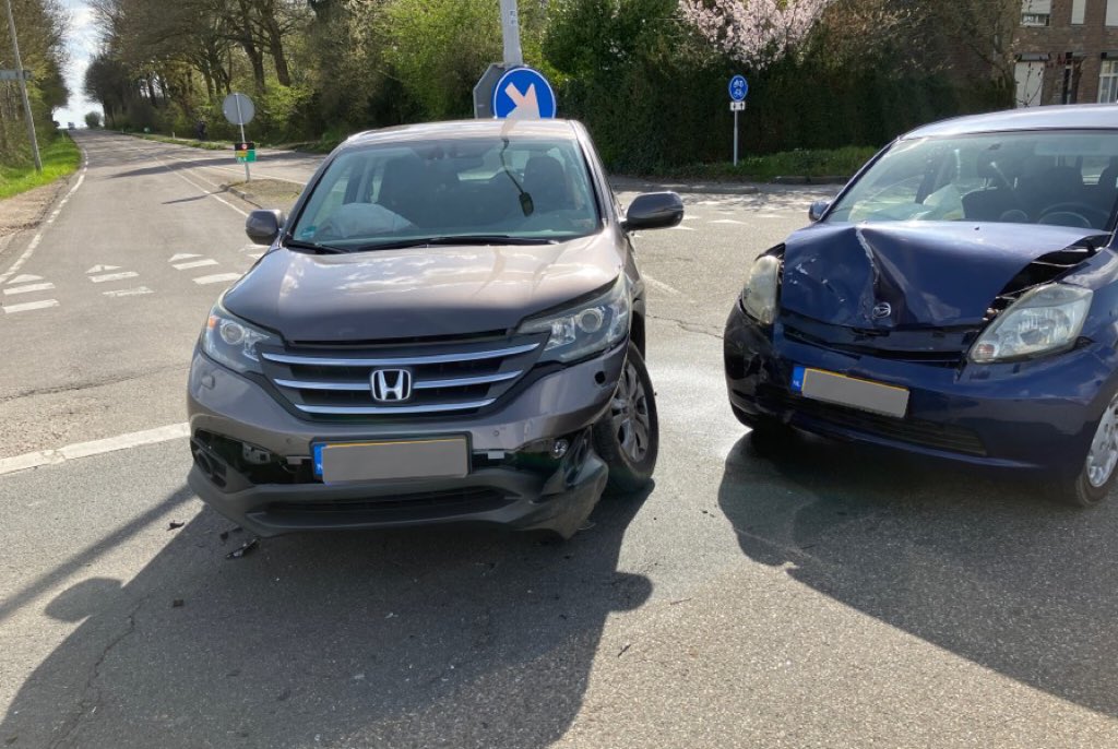 WIS_Limburg's tweet photo. Vanmiddag opgeroepen voor een ongeval met letsel tussen 2 personen auto’s op de #N278 X #N598 thv Margraten door dit ongeval was de t-splitsing tijdelijk verspert samen met de @politieLZ hebben we het verkeer om en om voorbij het incident gelaten #teamwork ^Wis Jeroen https://t.co/k3AAEIYYup