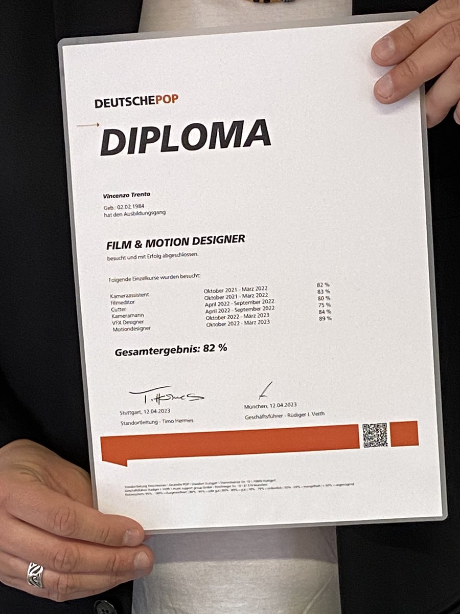 vinjtren's tweet photo. MISSION 1/2 of CHAPTER 2 COMPLETE! 

Something happened recently ... 1.5 years / 3 semesters later:

Diploma - Film &amp; Motion Designer

🎓🎉😎🤙🏼🎭🎞️🎥🎬

@deutschepop &amp; @UniWestLondon https://t.co/QwZGmaf93A