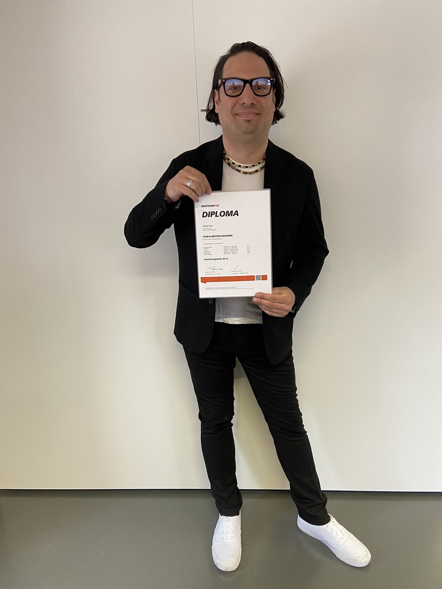 vinjtren's tweet photo. MISSION 1/2 of CHAPTER 2 COMPLETE! 

Something happened recently ... 1.5 years / 3 semesters later:

Diploma - Film &amp; Motion Designer

🎓🎉😎🤙🏼🎭🎞️🎥🎬

@deutschepop &amp; @UniWestLondon https://t.co/QwZGmaf93A
