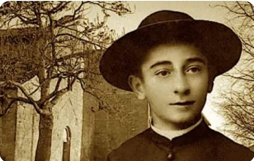 Il 13 Aprile 1945, i partigiani comunisti, trucidarono il 14enne seminarista #RolandoRivi reo di non volersi togliere la veste talare. 
Venne trucidato dai bravi partigiani comunisti !